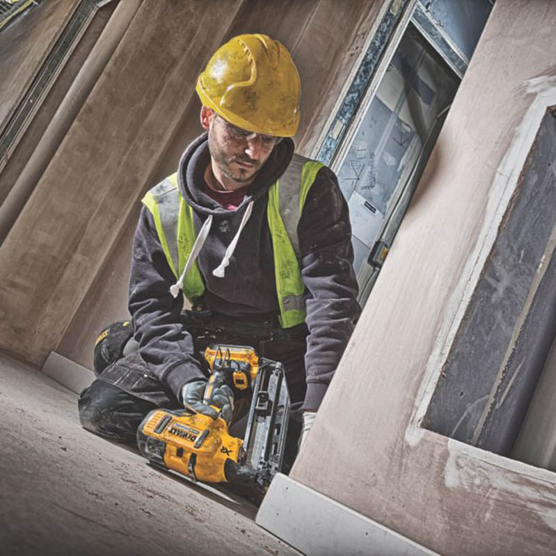 DeWalt Galvanised Nails Angled Finish Framing Durable 16ga x 63mm 2500 Pack - Image 4