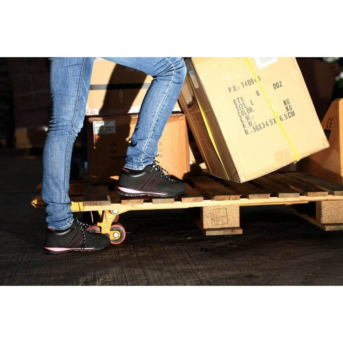 Amblers Safety Trainer Womens Standard Fit Black Leather 	Steel Toe Size 4 - Image 3