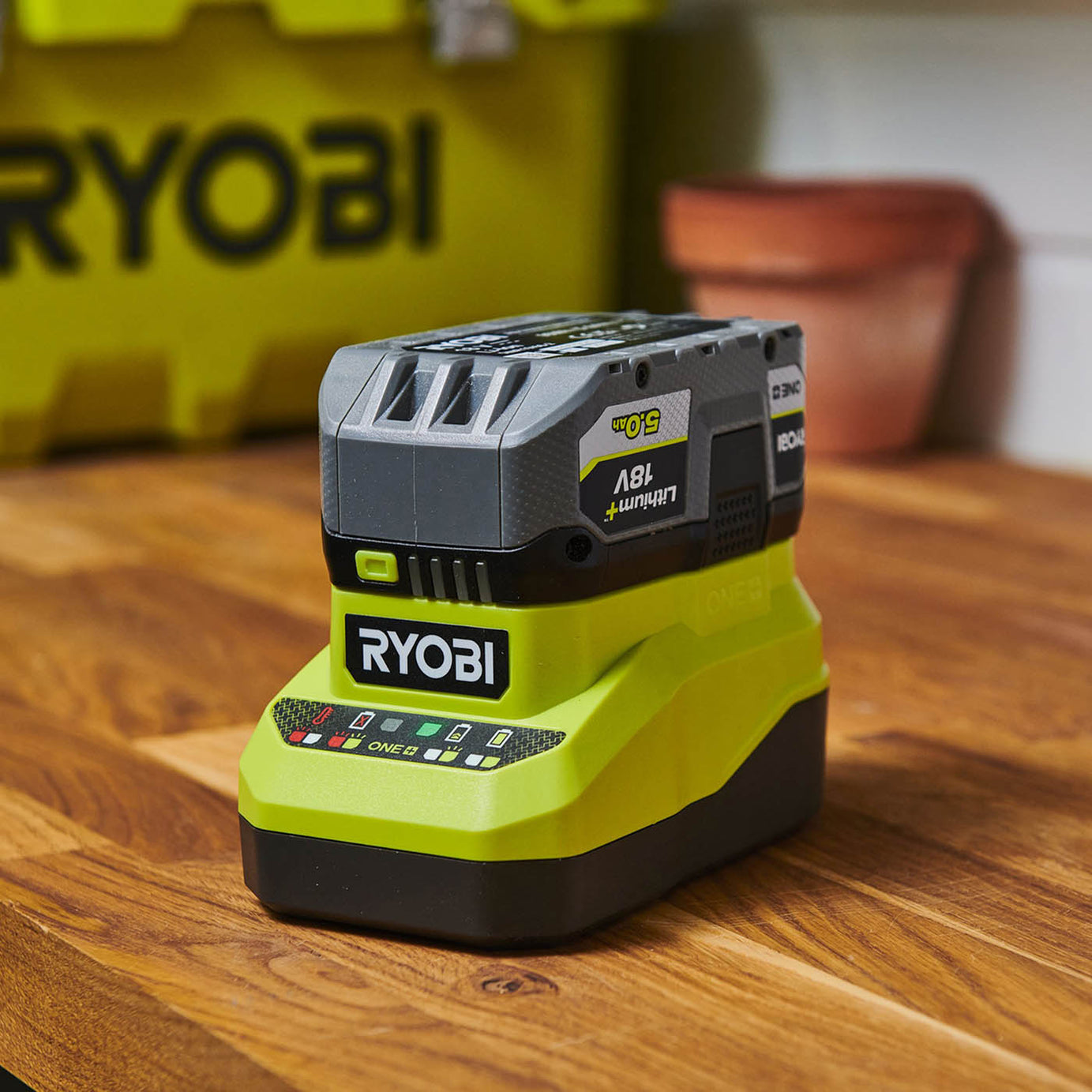 Ryobi Battery Charger 18V RC18120A Fast Charging Indicator lights Compact - Image 2