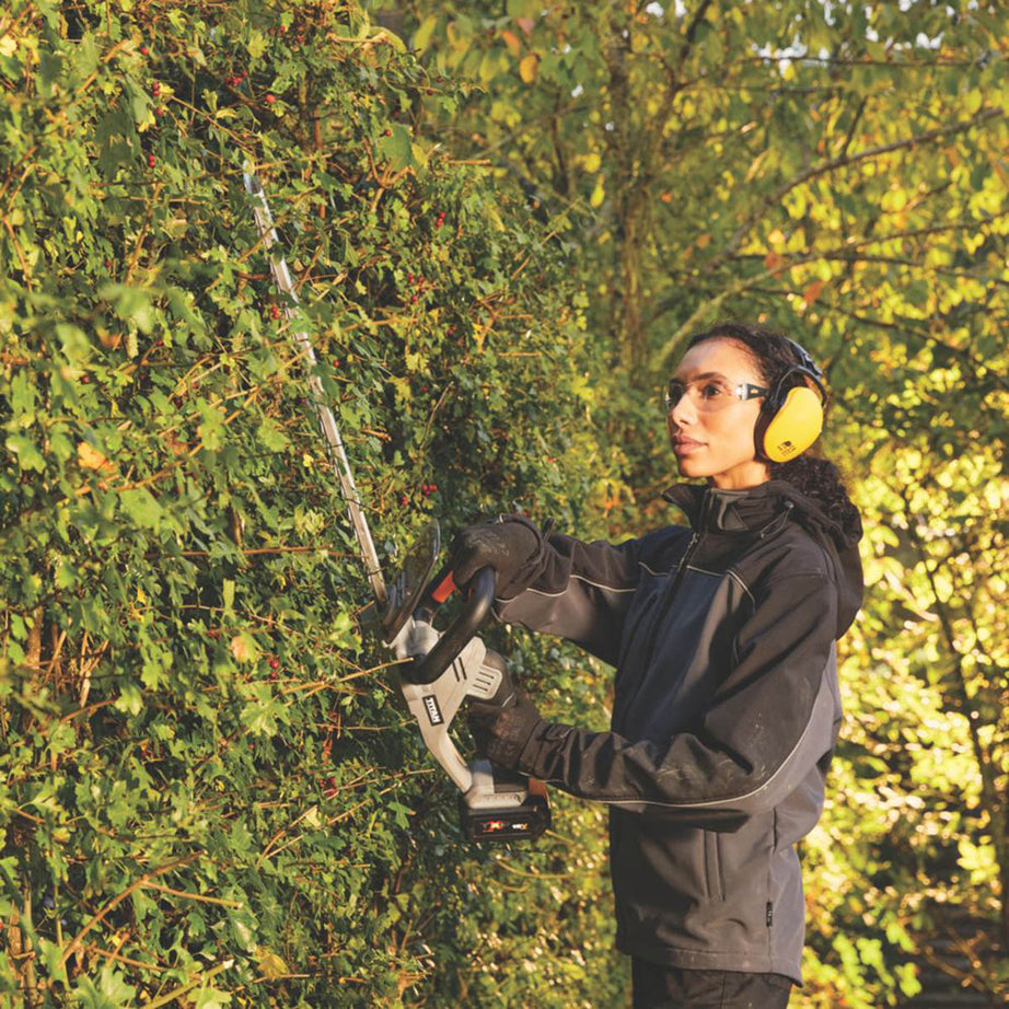 Titan Hedge Trimmer Cordless TTI828HDC 55cm 18V Li-Ion TXP - Body Only - Image 2