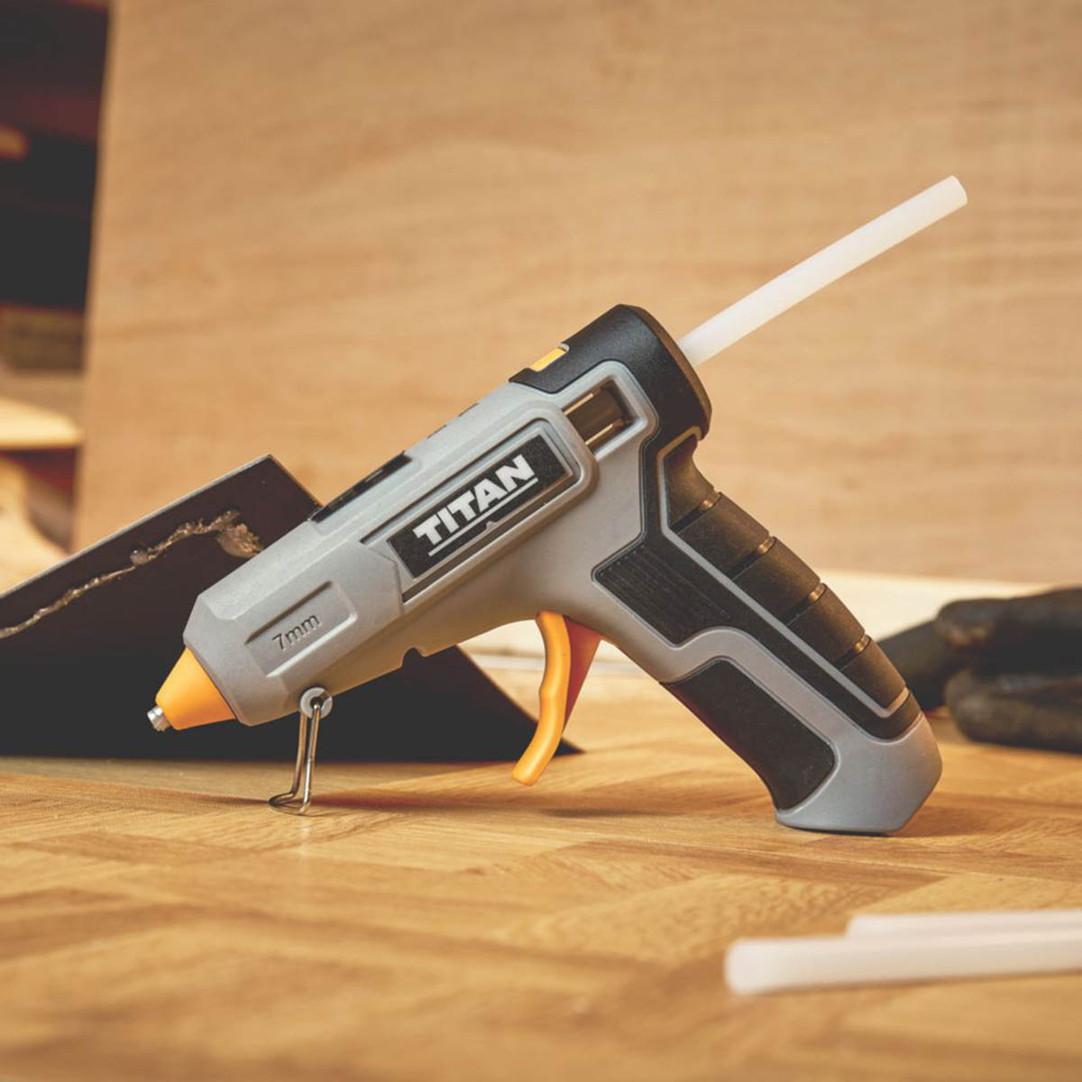 Titan Glue Gun Cordless TTB958GLG 3.6V 1 x 2.0Ah Lithium Portable Anti Drip - Image 3