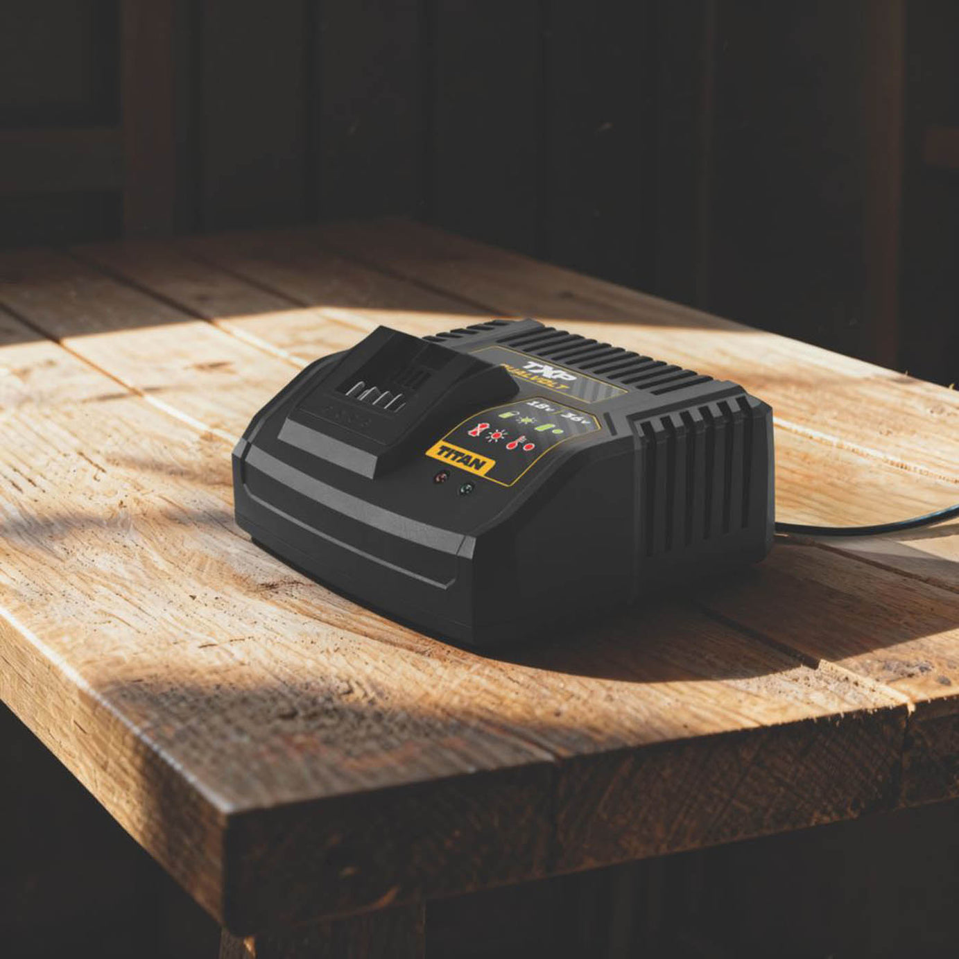 Titan Battery Charger 18/36V Li-Ion TTB1242CHR Fast Dual Voltage Compact - Image 4