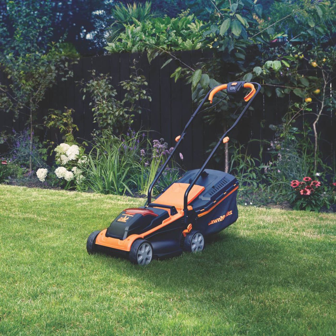LawnMaster CLM2432K-01 24V 1 x 4.0Ah Lithium MX Brushless Cordless 32cm Rotary Lawn Mower - Image 2