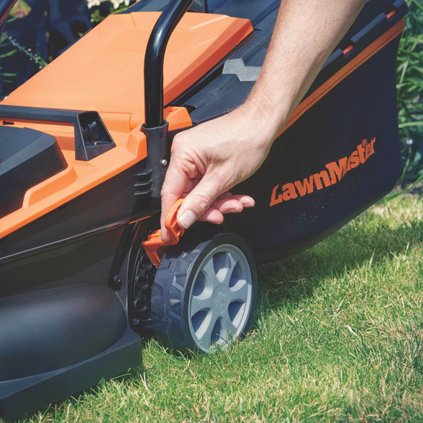 LawnMaster CLM2432K-01 24V 1 x 4.0Ah Lithium MX Brushless Cordless 32cm Rotary Lawn Mower - Image 3