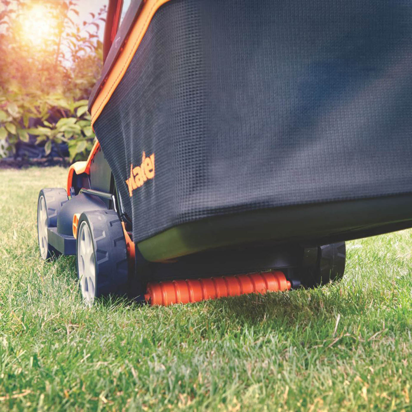 LawnMaster CLM2432K-01 24V 1 x 4.0Ah Lithium MX Brushless Cordless 32cm Rotary Lawn Mower - Image 5